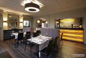 Bistro armagnac - Passion 4 Wood - Verlichting restaurant - Donut Ring luminaires suspendu en bois - Tube lighting above bar - Glow